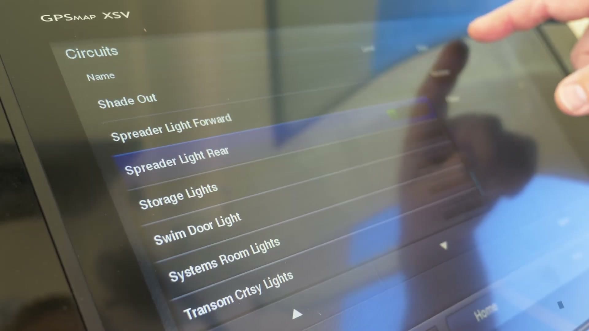 Pantalla táctil del puesto de mando con una lista de circuitos controlables a bordo