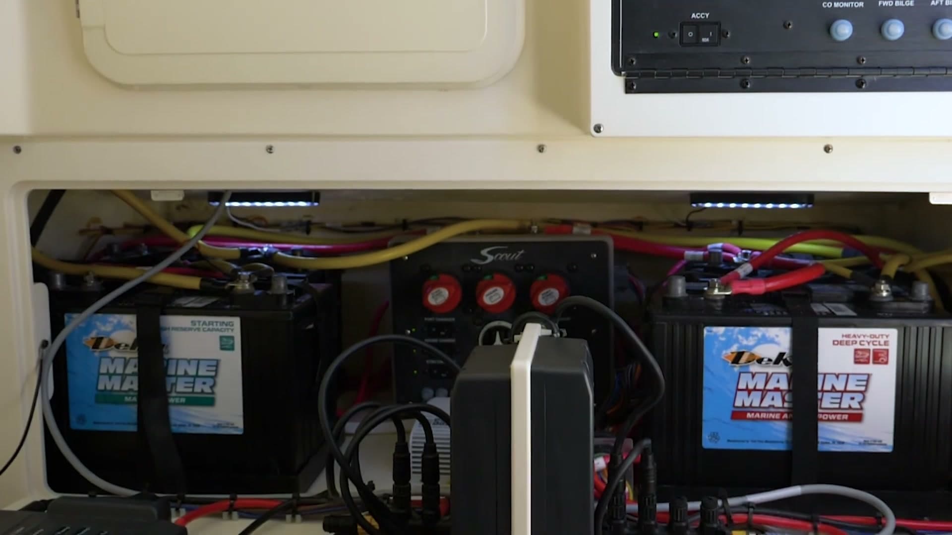 Bancos de baterías, módulos de carga y cableado de distribución instalados