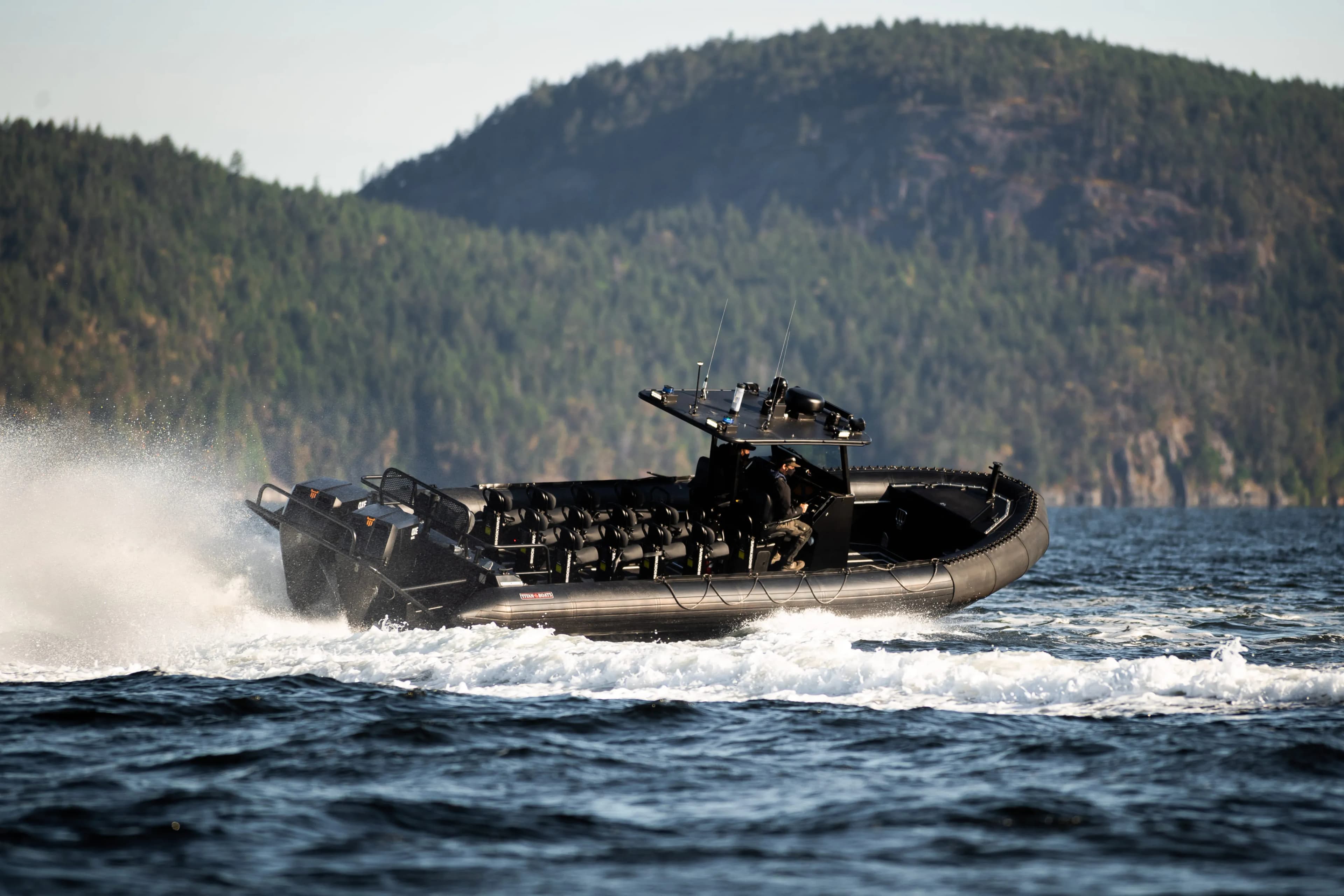 Lancha rápida tipo RHIB de patrullaje propulsada por motores diésel OXE